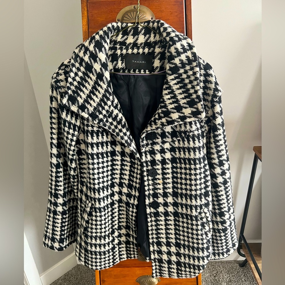 Black and White Houndstooth Size 4 Tahari Coat